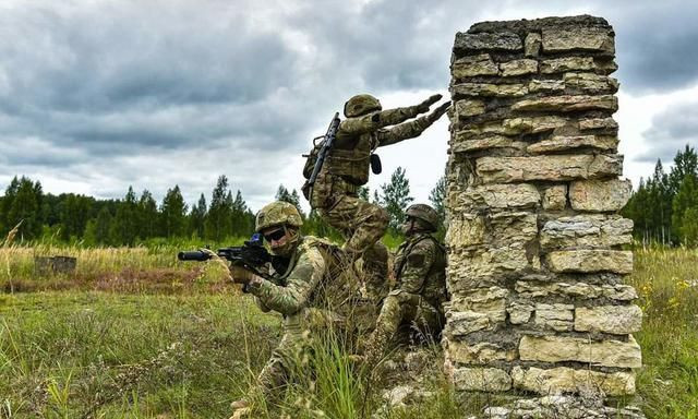 Trong khi chờ đợi trang bị loại súng mới, những cải tiến giúp nhanh chóng cải thiện hiệu suất của vũ khí hiện có. Sau khi trang bị súng mới, các phụ kiện này vẫn có thể sử dụng trên súng mới mà không gây lãng phí; đây là cách làm của quân đội phương Tây - Nguồn: BQP Nga.