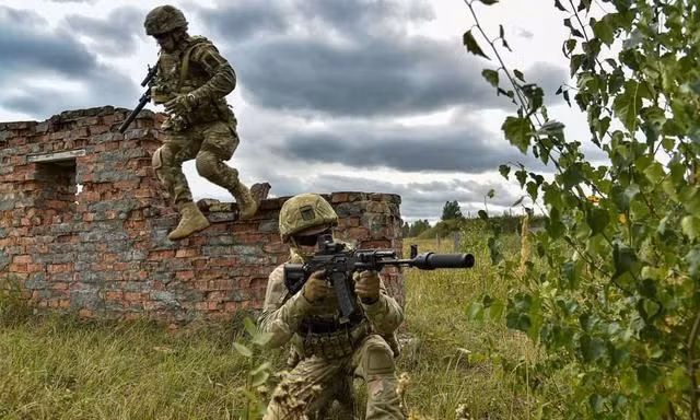 Một khẩu AK-74 của một lính dù khác cũng được sửa đổi, với báng súng AK-12 dạng ống lồng, ống ngắm điểm đỏ 1P87, ống giảm thanh PBS-1 và tay cầm phụ phía trước - Nguồn: BQP Nga.