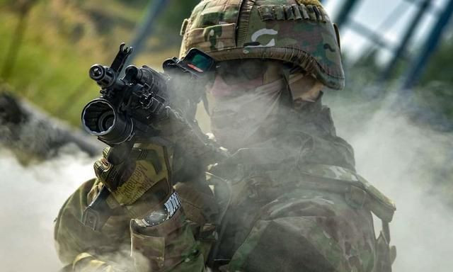 Tương tự, ốp lót tay kiểu cũ được thay thế bằng ốp lót tay có ray Picatinny, để có thể gắn thêm các phụ kiện như tay cầm phụ, đèn pin chiến thuật - Nguồn: BQP Nga.