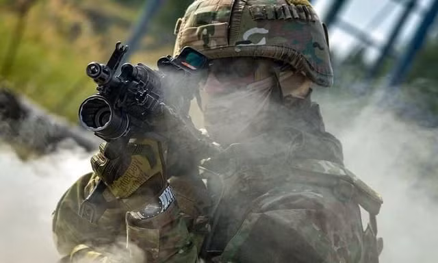 Tương tự, ốp lót tay kiểu cũ được thay thế bằng ốp lót tay có ray Picatinny, để có thể gắn thêm các phụ kiện như tay cầm phụ, đèn pin chiến thuật - Nguồn: BQP Nga.