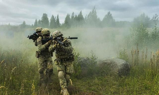 Hình ảnh này có thể thấy rõ, tư thế di chuyển của phân đội trinh sát nhảy dù, và cũng từ đó chúng ta có thể hiểu được tình trạng trang bị của lính dù Nga - Nguồn: BQP Nga.