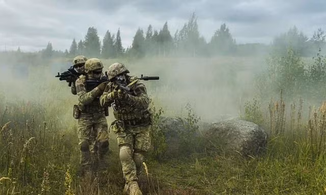 Hình ảnh này có thể thấy rõ, tư thế di chuyển của phân đội trinh sát nhảy dù, và cũng từ đó chúng ta có thể hiểu được tình trạng trang bị của lính dù Nga - Nguồn: BQP Nga.