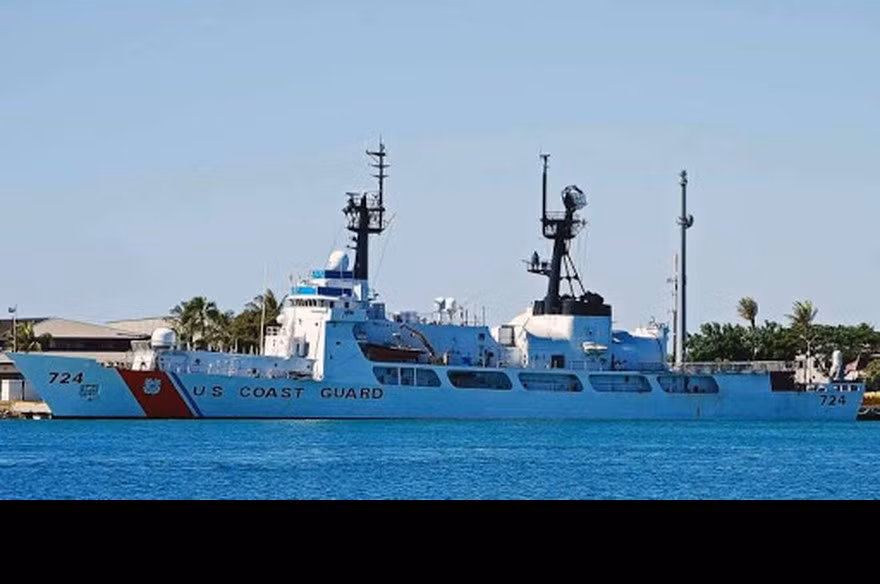 Về cấu hình vũ khí, tàu Hamilton cơ bản của Tuần duyên Hoa Kỳ sử dụng một pháo hạm Otto Melara, một hệ thống phòng thủ tầm gần phalanx và một số súng máy hạng nặng .50cal Browning. Tuy nhiên, khi chuyển giao thì đối tác Mỹ sẽ tháo bỏ hết vũ khí và chỉ để một duy nhất pháo hạm Otto Melara trước mũi tàu. Ảnh: Tàu USCGC Douglas Munro của Tuần duyên Hoa Kỳ. 