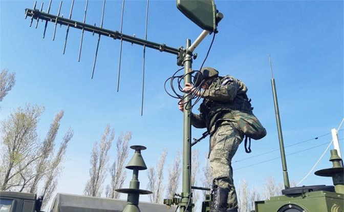 Tổ hợp tác chiến điện tử Divnomorye-U mới nhất, có khả năng hoàn thành các nhiệm vụ cả trong việc triệt tiêu các hệ thống radar của máy bay địch và thực hiện trinh sát điện tử trong không phận, điều này cũng không thể thiếu trong điều kiện chiến tranh hiện đại; nhất là để đối phó với các chiến thuật tấn công lớn bằng máy bay không người lái đã được sử dụng rộng rãi ở Syria và Libya.