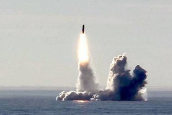 Các công nghệ khử tiếng ồn được áp dụng, làm cho tàu ngầm hạt nhân của đề án 955 Borey, thực sự vô hình trước sự tìm kiếm của các phương tiện săn ngầm của Mỹ và phương Tây. Ảnh: Tên lửa đạn đạo Bulava phóng từ tàu ngầm Yuri Dolgoruky lớp Borey.