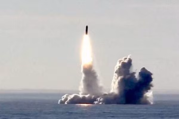 Các công nghệ khử tiếng ồn được áp dụng, làm cho tàu ngầm hạt nhân của đề án 955 Borey, thực sự vô hình trước sự tìm kiếm của các phương tiện săn ngầm của Mỹ và phương Tây. Ảnh: Tên lửa đạn đạo Bulava phóng từ tàu ngầm Yuri Dolgoruky lớp Borey.