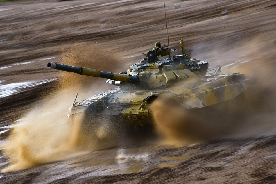 Để so sánh, các dòng xe tăng của phương Tây như Leopard-2, Chanlenger-2, AMX-56 Leclerc hay M1A2 Abrams đều có động cơ mạnh mẽ hơn tới gần 1.500 mã lực. Tuy nhiên, trọng lượng các xe tăng của Mỹ và châu Âu đều chạm và vượt qua ngưỡng 60 tấn khiến chúng không thể có khả năng cơ động cao như xe tăng T-72B3 (nặng 46 tấn).
