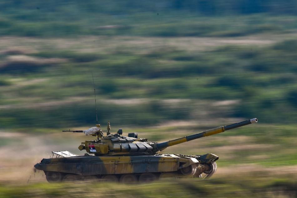 Tất nhiên, bên cạnh hệ thống động cơ tuyệt vời, vẫn cần phải khẳng định rằng con người đóng vai trò quyết định trong cuộc đua này. Có một điều rõ ràng là trong khi đội Việt Nam chưa có trong trang bị xe tăng T-72B3 hay T-72 các thế hệ trước nhưng chúng ta vẫn đạt được tốc độ 72-75km/h. Trong khi đó, Myanmar là quốc gia có trong trang bị T-72 từ nhiều năm nay khi điều khiển cỗ máy này liên tục mắc sai lầm, tốc độ chạy cũng kém Việt Nam!!!