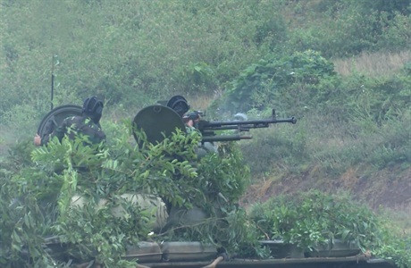 Tuy nhiên, các xe tăng thế hệ thứ 1 như T-54/55, Type-59 hay cả xe tăng thế hệ thứ 2 của Liên Xô như T-62 đều sử dụng kiểu gắn súng máy lộ thiên, nó khiến cho xạ thủ phải trực tiếp leo ra ngoài để tác xạ, làm bộc lộ vị trí trên chiến trường, rất dễ bị tổn thương bởi các loại hỏa lực của đối phương. Ảnh: Chiến sĩ Việt Nam tác xạ súng máy 12.7mm trên nóc xe tăng T-54B.