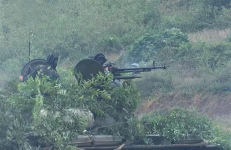 Tuy nhiên, các xe tăng thế hệ thứ 1 như T-54/55, Type-59 hay cả xe tăng thế hệ thứ 2 của Liên Xô như T-62 đều sử dụng kiểu gắn súng máy lộ thiên, nó khiến cho xạ thủ phải trực tiếp leo ra ngoài để tác xạ, làm bộc lộ vị trí trên chiến trường, rất dễ bị tổn thương bởi các loại hỏa lực của đối phương. Ảnh: Chiến sĩ Việt Nam tác xạ súng máy 12.7mm trên nóc xe tăng T-54B.