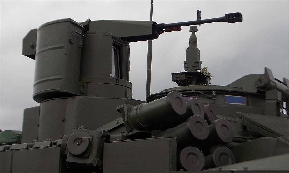 Và đó cũng chính là nguyên nhân mà tháp súng máy điều khiển tự động 12.7mm ra đời. Hệ thống được tích hợp cả các loại camera quan sát toàn cảnh giúp cung cấp tầm nhìn cực kỳ tốt cho xạ thủ có thể nhanh chóng tìm kiếm, phát hiện và bắt bám mục tiêu. Đồng thời nó cũng có thể điều khiển cả từ trong hoặc ngoài xe bằng cơ cấu điều khiển từ xa. Ảnh: Tháp súng máy 12.7mm điều khiển từ xa trên xe tăng T-90M.