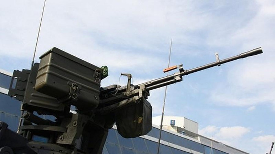 Dẫu vậy, nó vẫn gặp một nhược điểm cực kỳ cố hữu đã chính là tầm quan sát còn hạn chế, không thể thoải mái như việc trực tiếp leo lên xe quan sát bằng mắt thường và tác xạ mục tiêu. Ảnh: Cận cảnh bệ súng máy 12.7mm điều khiển từ trong xe của xe tăng T-90A.