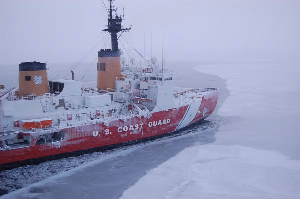 Hiện nay thực hiện chiến lược khai phá Bắc Cực, Phần Lan đã có 11 chiếc tàu phá băng; Canada có 10 chiếc đang hoạt động, 3 chiếc đang đóng và 4 chiếc khác được lên kế hoạch đặt trong những năm tới. Và ngay cả Trung Quốc, quốc gia cách xa Bắc Cực và Nam Cực, cũng có một đội tàu gồm bốn tàu phá băng hiện đại; và Trung Quốc đang có kế hoạch chế tạo thêm hai tàu phá băng hạng nặng. Ảnh: Tàu phá băng Polar Sea của Mỹ.