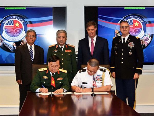 Tại sao Mỹ mời Việt Nam tham gia Cuộc tập trận hải quân Vành đai Thái Bình Dương-2020 (các cuộc tập trận RIMPAC trước đây, Việt Nam được mời với tư cách là quan sát viên)? Thứ nhất, theo các nhà phân tích chính trị, lý do là vai trò của Việt Nam trong khu vực và trên trường quốc tế, từ lịch sử đến hiện thực; cũng như vị trí địa chính trị quan trọng của Việt Nam trên vùng Biển Đông. Ảnh: Thượng tướng Nguyễn Chí Vịnh chứng kiến lễ ký một văn kiện hợp tác quốc phòng giữa Việt Nam và Mỹ tại Lầu Năm Góc, tháng 10/2017.
