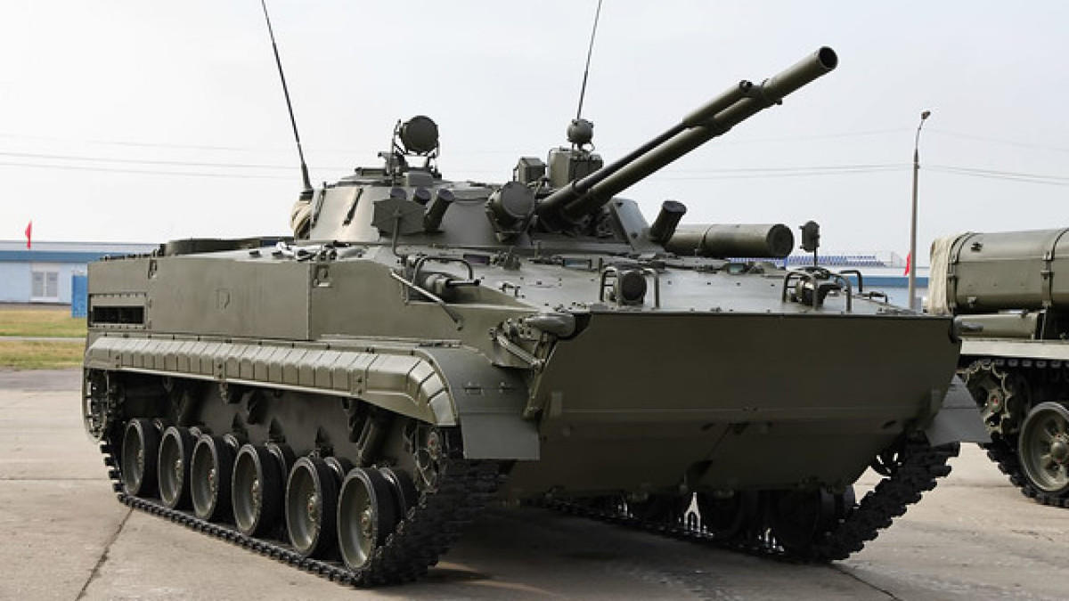 Vì là xe chiến đấu bộ binh với yêu cầu tốc độ cao, trọng lượng nhẹ, hỗ trợ hỏa lực bộ binh và yểm trợ đội hình xe tăng chủ lực trên chiến trường nên những chiếc BMP-3 được bọc giáp khá nhẹ. Nơi dày nhất ở mặt trước bọc giáp thép độ bền cao dày 35mm chỉ có thể chống được các loại đạn súng bộ binh và đạn pháo hạng nhẹ. Ảnh: Một chiếc BMP-3