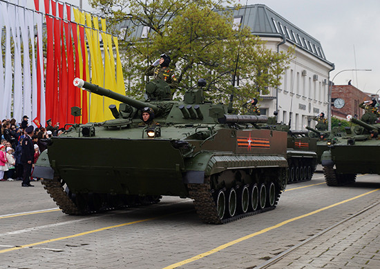 Ứng cử viên sáng giá nhất hiện nay để có thể thay thế BMP-1 và BMP-2 không có loại chiến xa nào khác ngoài BMP-3 - Loại xe được đặt biệt danh là “Nữ hoàng bộ binh”. Ảnh: Xe chiến đấu bộ binh của quân đội Nga trong một cuộc duyệt binh.