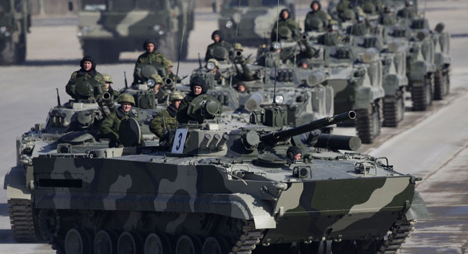 Ngoài việc là một xe chiến đấu bộ binh, với trọng lượng nhẹ, độ cơ động cao cũng như hỏa lực mạnh, BMP-3 hoàn toàn có thể trở thành một xe tăng hạng nhẹ chiến đấu ở vùng sơn cước, khi mà Việt Nam hiện nay không hề có loại xe tăng chuyên dụng cho nhiệm vụ này. Ảnh: Đội hình BMP-3 của lục quân Nga.