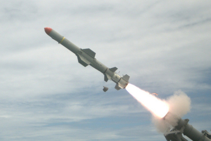 Về vũ khí tiến công chính đó là 16 tên lửa hành trình chống hạm cận âm RGM-84 Harpoon. Đây là loại tên lửa chống hạm hoạt động trong mọi thời tiết, có tầm bắn tối đa 280 km, tốc độ 865 km/h và có thể bay cách mặt biển vài mét trong khi tiếp cận mục tiêu. Mỗi quả đạn mang đầu nổ 220 kg, đủ sức đe dọa nhiều loại tàu chiến hiện nay. Ảnh: Tên lửa Harpoon phóng từ tàu chiến Mỹ trong một cuộc diễn tập năm 2016.