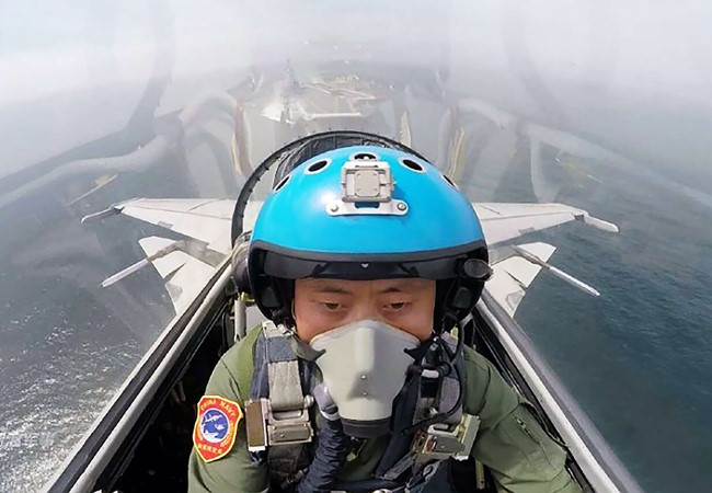 Tuy nhiên trong lĩnh vực hàng không quân sự, ngoài có máy bay chiến đấu tốt, thì phi công là nhân tố quyết định để phát huy sức mạnh của loại máy bay đó; nhưng trên lĩnh vực đào tạo phi công, Trung Quốc còn kém xa không quân Mỹ.