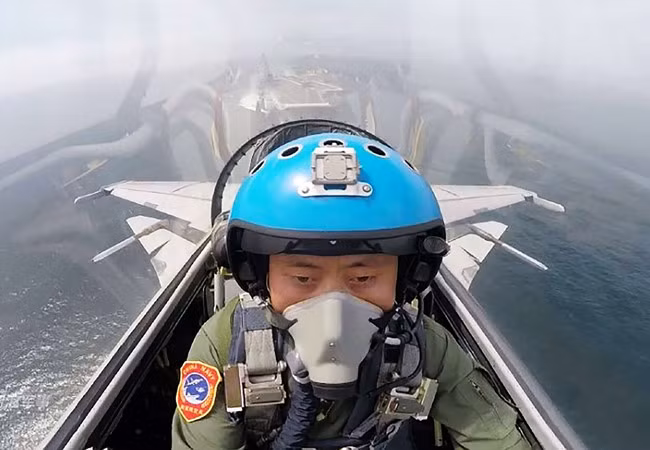 Tuy nhiên trong lĩnh vực hàng không quân sự, ngoài có máy bay chiến đấu tốt, thì phi công là nhân tố quyết định để phát huy sức mạnh của loại máy bay đó; nhưng trên lĩnh vực đào tạo phi công, Trung Quốc còn kém xa không quân Mỹ.