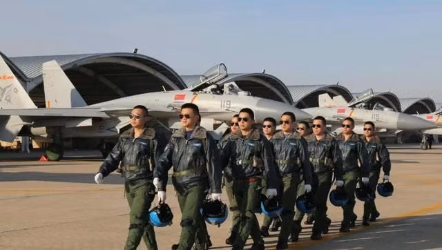 Không chỉ có Mỹ, mà cả chuyên gia Nga cũng nhận xét là Không quân Trung Quốc hiện thiếu những phi công đẳng cấp thế giới; những loại chiến đấu cơ có phẩm chất tốt hàng đầu thế giới mà Nga đã bán cho Trung Quốc, như Su-27, Su-30MK, Su-35S sẽ không thể phát huy hết tính năng, khi Trung Quốc chưa có những phi công giỏi. 