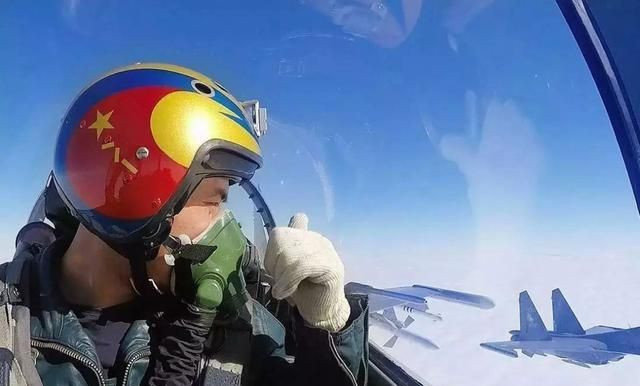 Lý do tại sao chuyên gia Mỹ và Nga lại đánh giá thấp phi công Trung Quốc, ngoài yếu tố khách quan như trên, thì thời gian huấn luyện của phi công quân sự Trung Quốc cũng ít hơn nhiều so với phi công Mỹ; hàng năm, số giờ bay của phi công quân sự Trung Quốc là 120 giờ, trong khi Mỹ nhiều gấp đôi, đạt tới 250 giờ.