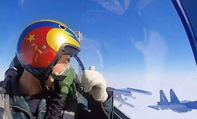 Lý do tại sao chuyên gia Mỹ và Nga lại đánh giá thấp phi công Trung Quốc, ngoài yếu tố khách quan như trên, thì thời gian huấn luyện của phi công quân sự Trung Quốc cũng ít hơn nhiều so với phi công Mỹ; hàng năm, số giờ bay của phi công quân sự Trung Quốc là 120 giờ, trong khi Mỹ nhiều gấp đôi, đạt tới 250 giờ.