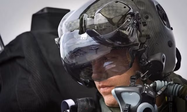 Và không giống như những đồng nghiệp tại Mỹ, phi công quân sự Trung Quốc thường không có kiến thức về công nghệ hàng không và kinh nghiệm bay dân sự trước khi được tuyển vào lực lượng.