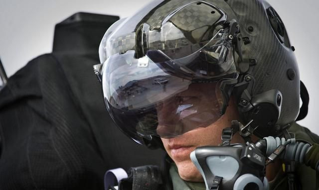 Và không giống như những đồng nghiệp tại Mỹ, phi công quân sự Trung Quốc thường không có kiến thức về công nghệ hàng không và kinh nghiệm bay dân sự trước khi được tuyển vào lực lượng.