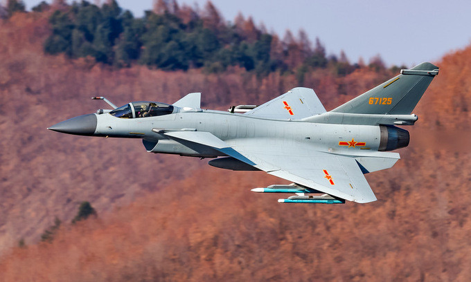 Là cường quốc hàng đầu thế giới, Mỹ đương nhiên đứng đầu thế giới về sức mạnh quân sự. Còn với Trung Quốc, sau nhiều thập kỷ đầu tư ngân sách quốc phòng cực lớn và kiên trì chính sách hiện đại hóa quân đội, khoảng cách giữa Mỹ và Trung Quốc trong lĩnh vực quân sự cũng ngày càng rút ngắn lại. Ảnh: Tiêm kích J-10B Trung Quốc huấn luyện bay ở độ cao thấp.