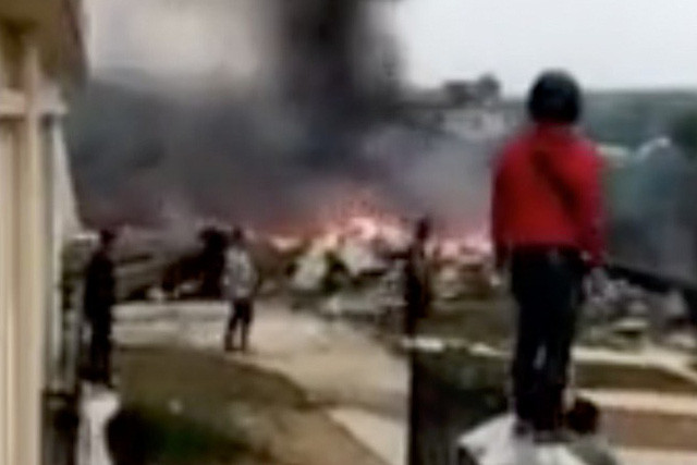 Nhiều nguồn tin quân sự nhận định, không quân Trung Quốc có thể sẽ gia tăng số vụ tai nạn trong tương lai. Với chỉ thị tăng cường khả năng sẵn sàng chiến đấu từ Chủ tịch Trung Quốc Tập Cận Bình, không quân nước này sẽ gia tăng cường độ và tần suất các hoạt động diễn tập. Điều này sẽ phơi bày rõ những lỗ hổng về kỹ thuật và hệ thống huấn luyện còn yếu kém. Ảnh: Người dân đứng xem một vụ rơi máy bay chiến đấu của không quân Trung Quốc.