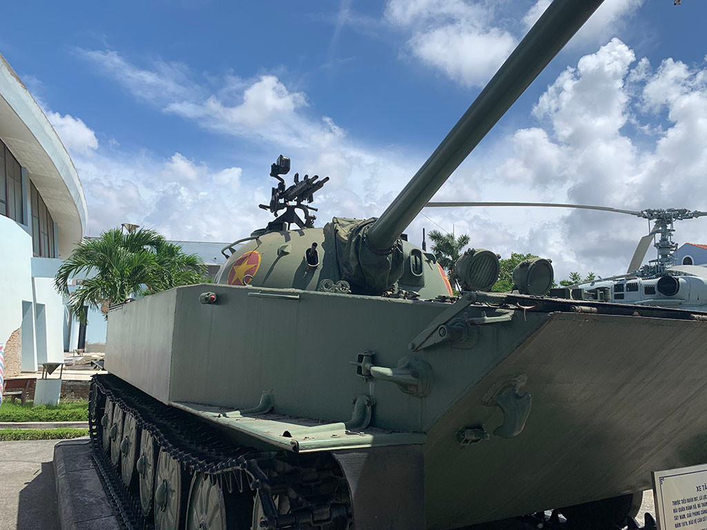 Ngoài khẩu 85mm, K63-85 còn có khẩu 7,62mm Type 59T đồng trục và giá lắp đại liên 12,7mm Type 54 trên vị trí cửa của trưởng xe nằm ở tháp pháo.