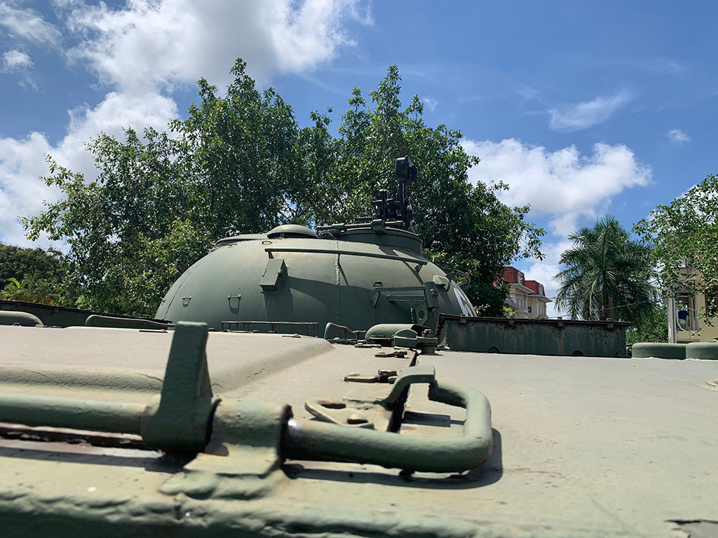 Tuy nhiên, nếu so với loại PT-76B tương đối hiện đại về hỏa lực, pháo của K63-85 thiếu hệ thống ổn định tầm - hướng để bắn chính xác khi di chuyển. Ngoài ra, độ chính xác của pháo cũng bị cho là hơi kém do pháo thủ chỉ có kính ngắm quang học mà thiếu đi hệ thống điều khiển hỏa lực tốt hơn và gồm cả khí tài nhìn đêm.