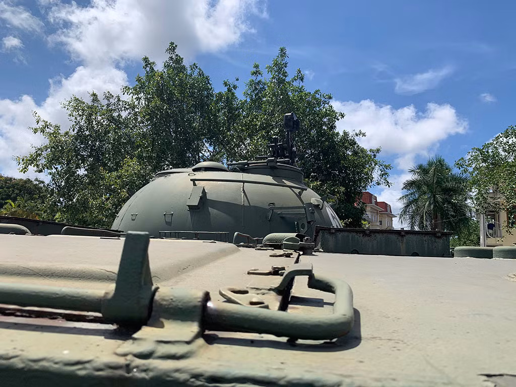 Tuy nhiên, nếu so với loại PT-76B tương đối hiện đại về hỏa lực, pháo của K63-85 thiếu hệ thống ổn định tầm - hướng để bắn chính xác khi di chuyển. Ngoài ra, độ chính xác của pháo cũng bị cho là hơi kém do pháo thủ chỉ có kính ngắm quang học mà thiếu đi hệ thống điều khiển hỏa lực tốt hơn và gồm cả khí tài nhìn đêm.