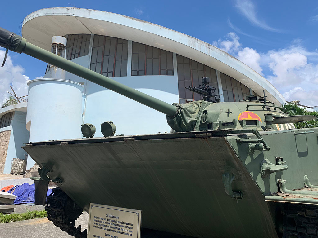 Thân xe được bọc thép mỏng với mặt trước thân chỉ dày 11mm, hai bên hông dày 14mm, đuôi - nóc - sàn chỉ dày 10mm. Lớp giáp bảo vệ này có khả năng kháng đạn 7,62mm và các mảnh bom, đạn, nó không có khả năng chống lại đạn súng máy hạng nặng 12,7mm hay vũ khí chống tăng chuyên dụng.