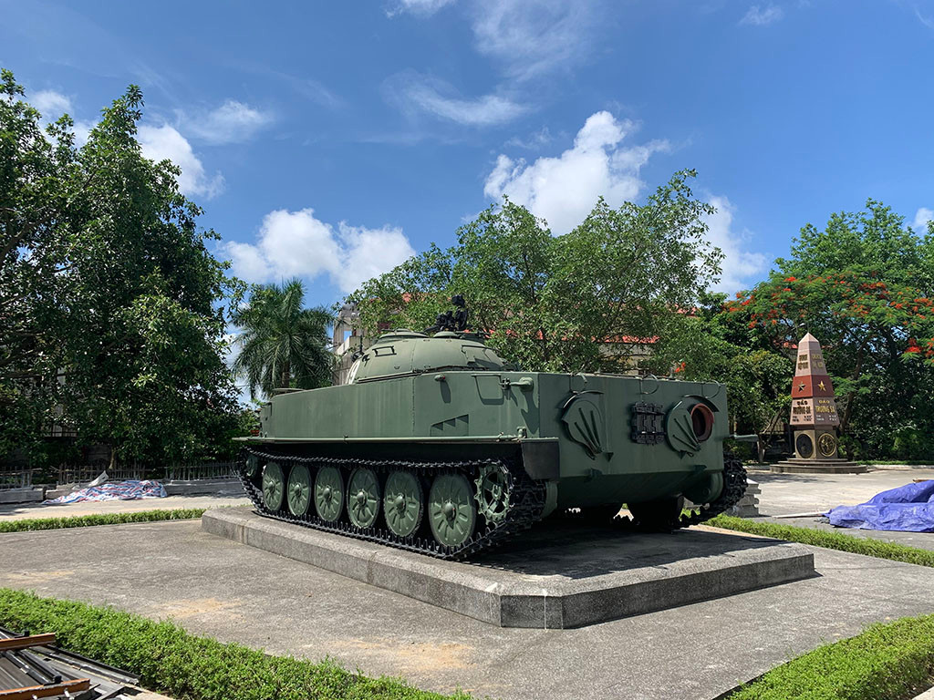 Về khả năng cơ động, xe tăng trang bị động cơ diesel 400hp cho phép đạt tốc độ tối đa đến 64km/h trên đường bằng hoặc 30km off-road (vượt địa hình).