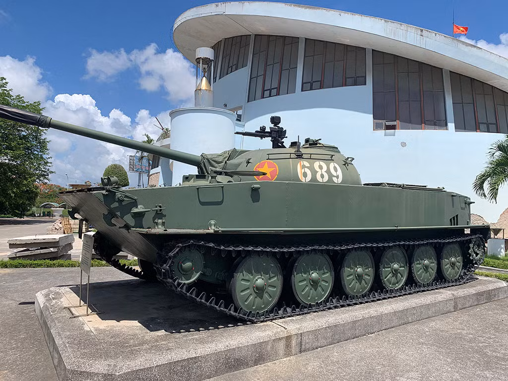 Về hỏa lực, so với PT-76, K63-85 trang bị khẩu pháo rãnh xoắn 85mm Type 62-85TC có uy lực lớn hơn, tầm bắn tối đa đến 12,2km, tầm bắn trong tầm ngắm của khí tài là 1,87km, tốc độ bắn 8 viên/phút. Với đạn chống tăng HEAT, pháo 85mm của K63-85 có thể xuyên giáp dày 495mm ở cự ly bắn 1.000m, trong khi với đạn APFSDS-T thì độ xuyên là 360mm ở cự ly 1.000m.