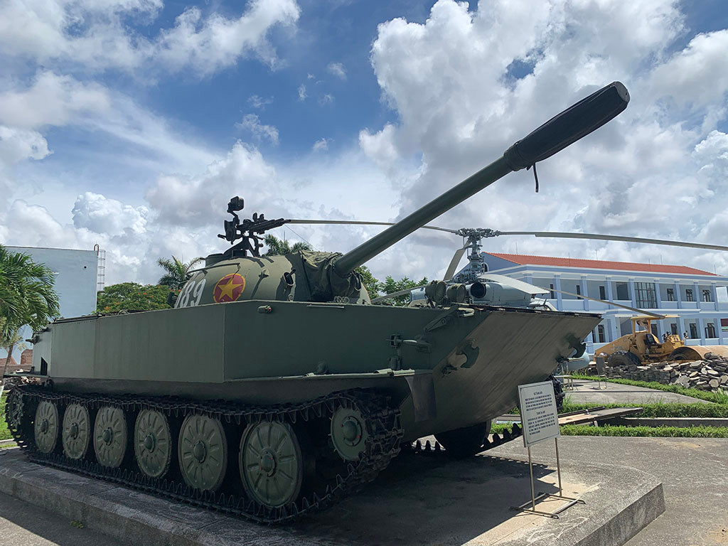 Trong ảnh là xe tăng K63-85 số hiệu 689 thuộc tiểu đoàn 867, Lữ đoàn 126 Hải quân Đánh bộ đã tham gia chiến đấu trong chiến dịch Tây Nam, giải phóng cảng Công-Pông-Xom, thị xã Cô-Công (Campuchia) năm 1979. Sau này, xe tăng tiếp tục nằm trong lực lượng bảo vệ quân cảng Cam Ranh và quần đảo Trường Sa trước khi được đưa về nghỉ hưu tại Bảo tàng Hải quân ở Hải Phòng.