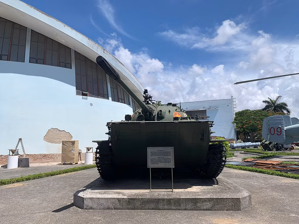 Xe tăng K63-85 do Tổng công ty Công nghiệp phương Bắc (NORINCO), Trung Quốc sản xuất theo mẫu PT-76 Liên Xô từ đầu những năm 1960, nhưng có một số cải tiến. Xe nặng 19,83 tấn, dài 8,44m, rộng 3,2m, cao 3,1m (với đại liên phòng không).