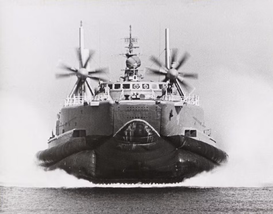 Đề án 1232/12321 được trang bị 2 động cơ Tuabin-khí NK-12MV công suất 9.600 mã lực mỗi chiếc, kết hợp với 2x2 bộ cánh quạt khí mỗi bộ có 4 cánh, hướng ra phía sau giúp cho tàu có thể đạt vận tốc tối đa cực kỳ khủng khiếp lên tới 70 hải lý/h. Tầm hoạt động 120 hải lý với vận tốc 50 hải lý/h. Ảnh: Tàu đổ bộ đệm khí Aist lao lên bờ với tốc độ cực cao.