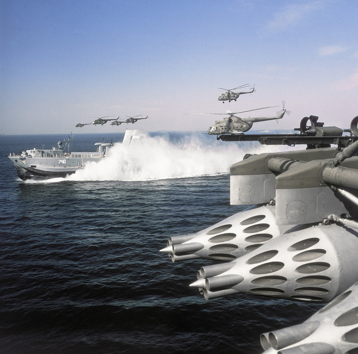 Có thể nói rằng, với việc là tàu đổ bộ đệm khí chiến đấu đầu tiên được sử dụng bởi Hải quân Liên Xô, Aist đã hoàn thành cực kỳ tốt vai trò tác chiến của mình như mang theo được số lượng phương tiện và người, có tốc độ cực cao và có thể leo thẳng lên bãi biển giúp chiến sĩ bớt bị tổn thương bởi hỏa lực phòng thủ của đối phương hơn. Dẫu vậy, không rõ hiện nay liệu Nga có còn sử dụng Aist nữa hay không. Ảnh: Tàu đổ bộ Aist phối hợp tác chiến cùng biên đội trực thăng Mi-8 vũ trang.