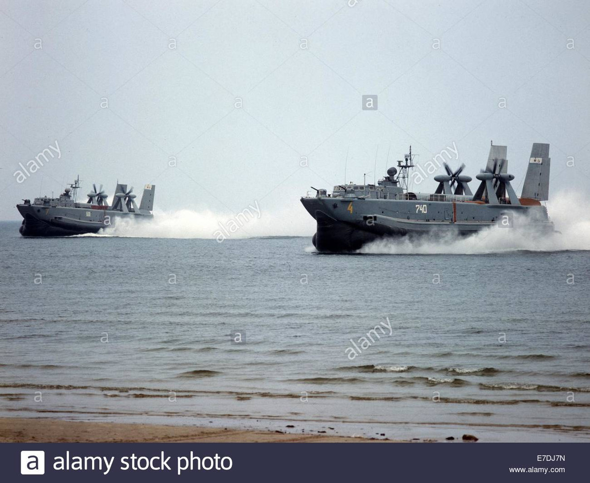 Số phận hẩm hiu của những con tàu đệm khí này sau khi Liên Xô sụp đổ, hầu hết chúng đã bị cho loại biên. Cho đến năm 2004, chỉ còn lại 6 chiếc Aist là đang hoạt động trong biên chế Hải quân Nga. Theo ghi nhận, 3 chiếc Aist còn phục vụ đang trong biên chế Hạm đội Biển Baltic và 3 chiếc còn lại thuộc Hạm đội biển Caspian. Các tàu này đã được sửa đổi, nâng cấp tăng lượng giãn nước lên đáng kể giúp chở được nhiều phương tiện hơn tuy nhiên lại giảm tầm hoạt động của con tàu. Ảnh: Biên đội tàu đổ bộ đệm khí Aist của Hải quân Liên Xô.