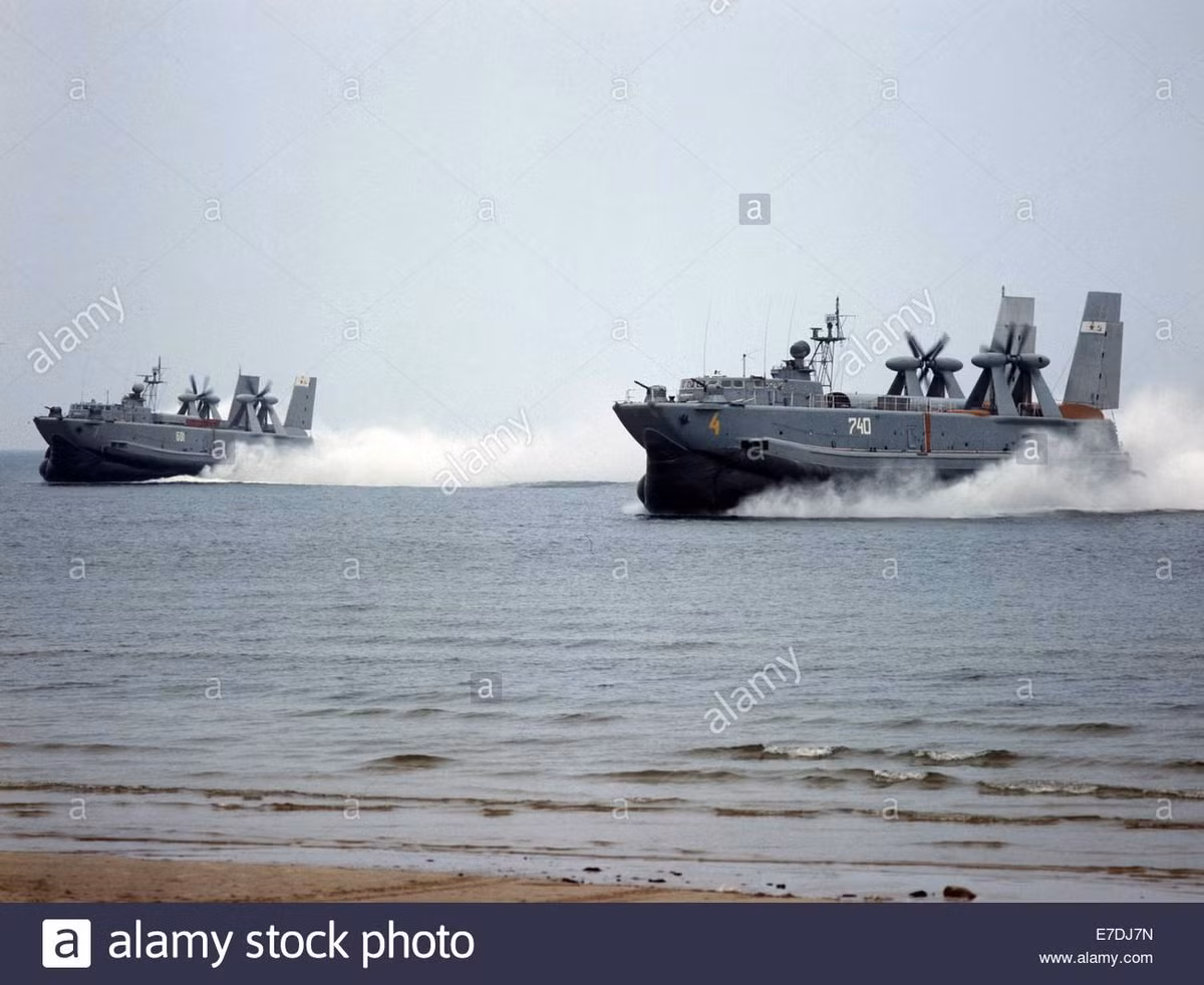 Số phận hẩm hiu của những con tàu đệm khí này sau khi Liên Xô sụp đổ, hầu hết chúng đã bị cho loại biên. Cho đến năm 2004, chỉ còn lại 6 chiếc Aist là đang hoạt động trong biên chế Hải quân Nga. Theo ghi nhận, 3 chiếc Aist còn phục vụ đang trong biên chế Hạm đội Biển Baltic và 3 chiếc còn lại thuộc Hạm đội biển Caspian. Các tàu này đã được sửa đổi, nâng cấp tăng lượng giãn nước lên đáng kể giúp chở được nhiều phương tiện hơn tuy nhiên lại giảm tầm hoạt động của con tàu. Ảnh: Biên đội tàu đổ bộ đệm khí Aist của Hải quân Liên Xô.