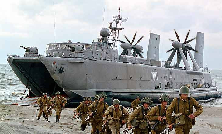 Tàu cũng có sức tải lên tới 80 tấn hàng hóa, đủ để chở 4 xe tăng hạng nhẹ và 50 chiến sĩ, 2 xe tăng chiến đấu hạng trung với 200 lính hoặc 3 xe bọc thép chở quân (APC) với 100 người. Cùng với đó là thủy thủ đoàn 15 người (3 sĩ quan). Ảnh: Binh sĩ đổ bộ từ khoang tàu Aist.