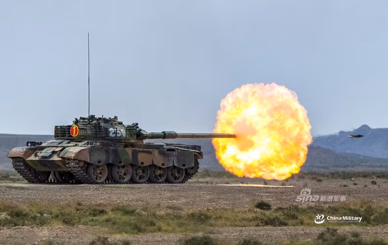 Mặc dù có số lượng nhiều nhất trong biên chế của PLA, nhưng theo phân tích của các chuyên gia quân sự, khả năng nếu có xung đột xảy ra, các MBT Type-96 và Type-99 hiện đại hơn sẽ tham gia chiến đấu; tuy nhiên các đơn vị của quân khu miền Tây Trung Quốc vẫn trang bị chủ yếu bằng MBT Type-59D. Ảnh: Phiên bản nâng cấp Type-59D - Nguồn : Wikipedia.