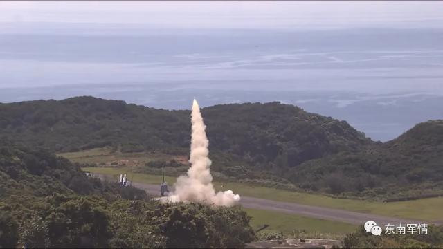 Theo truyền thông Đài Loan, tên lửa Hùng Phong III thực sự là "sát thủ tàu sân bay", và đây là một trong những tên lửa chống hạm “tiên tiến nhất trên thế giới”. Từ việc so sánh các tham số, chỉ số của Hùng Phong III thực sự mạnh hơn nhiều so với tên lửa Harpoon Block II, nhưng sự thật có phải như vậy?. Ảnh: Một vụ phóng thử tên lửa Hùng Phong III của Đài Loan.