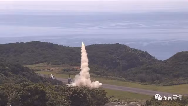 Theo truyền thông Đài Loan, tên lửa Hùng Phong III thực sự là "sát thủ tàu sân bay", và đây là một trong những tên lửa chống hạm “tiên tiến nhất trên thế giới”. Từ việc so sánh các tham số, chỉ số của Hùng Phong III thực sự mạnh hơn nhiều so với tên lửa Harpoon Block II, nhưng sự thật có phải như vậy?. Ảnh: Một vụ phóng thử tên lửa Hùng Phong III của Đài Loan.