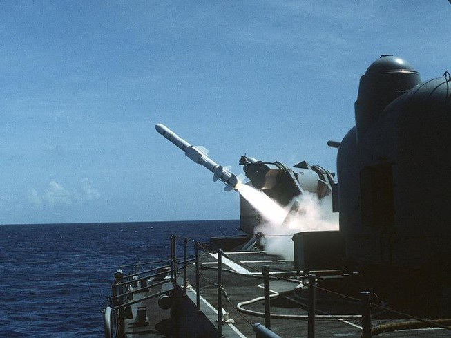 So với phiên bản ban đầu, phiên bản tên lửa Harpoon Block II đã tăng tầm bắn, tăng cường khả năng chống nhiễu điện tử và cũng tăng hiệu suất tìm kiếm mục tiêu của tên lửa. Hải quân Mỹ đã đặt mua tên lửa Harpoon Block II từ năm 2011, Hải quân Ấn Độ và Hải quân Mexico cũng đã được trang bị loại tên lửa này. Ảnh: Hải quân Mỹ phóng tên lửa Harpoon Block II trong cuộc tập trận gần Puerto Rico.