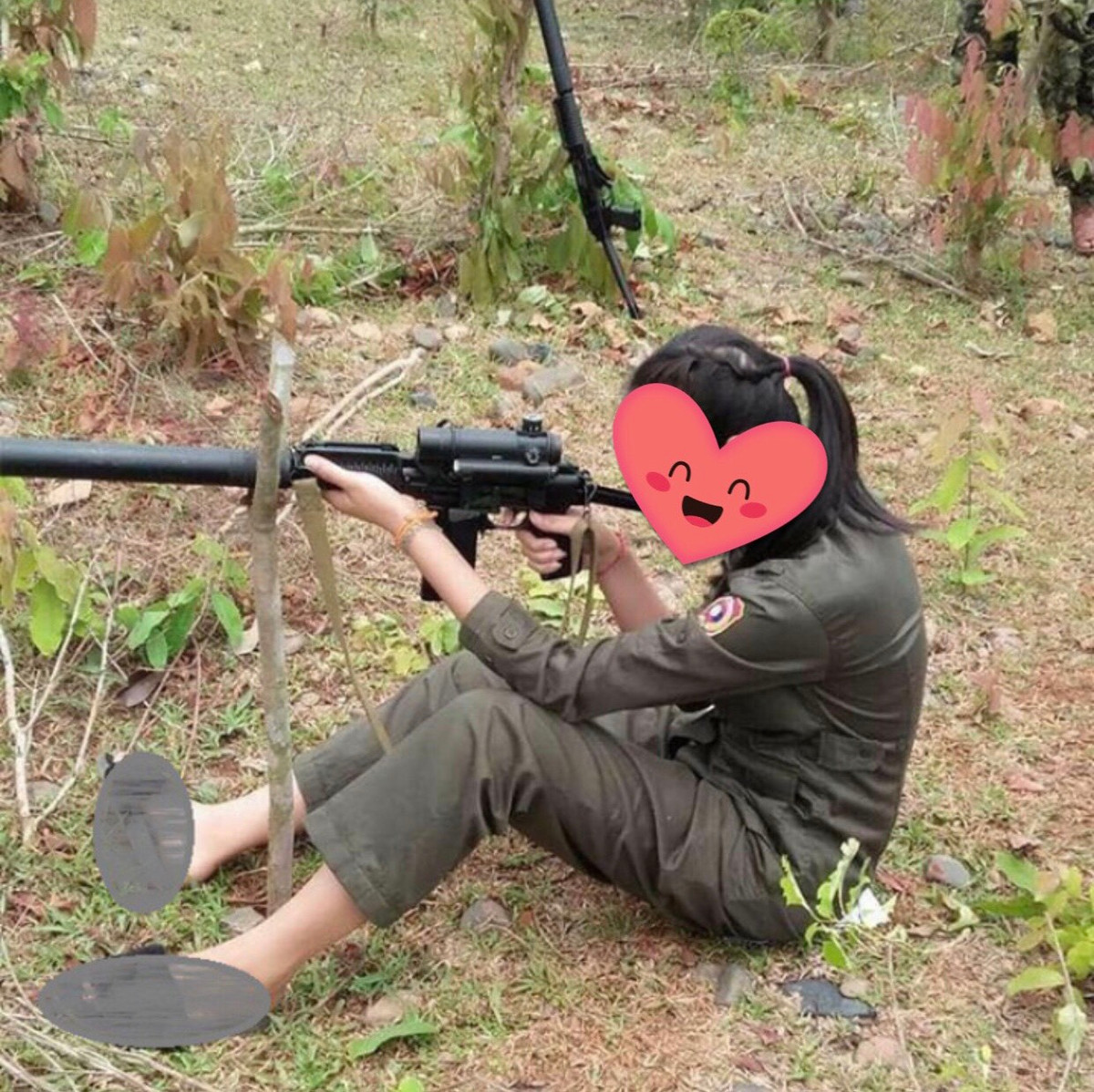 9A-91 có chế độ bắn hoàn toàn tự động với cơ chế trích khí và piston dài, bệ khóa nòng xoay với 4 rãnh. Thoi nạp đạn xoay sẽ khóa viên đạn cố định vào khoang chứa đạn với 4 móc. Súng được thiết kế với hai chế độ là bắn phát một và bắn liên thanh. Ảnh: Một nữ chiến sĩ Lào với khẩu 9A-91.