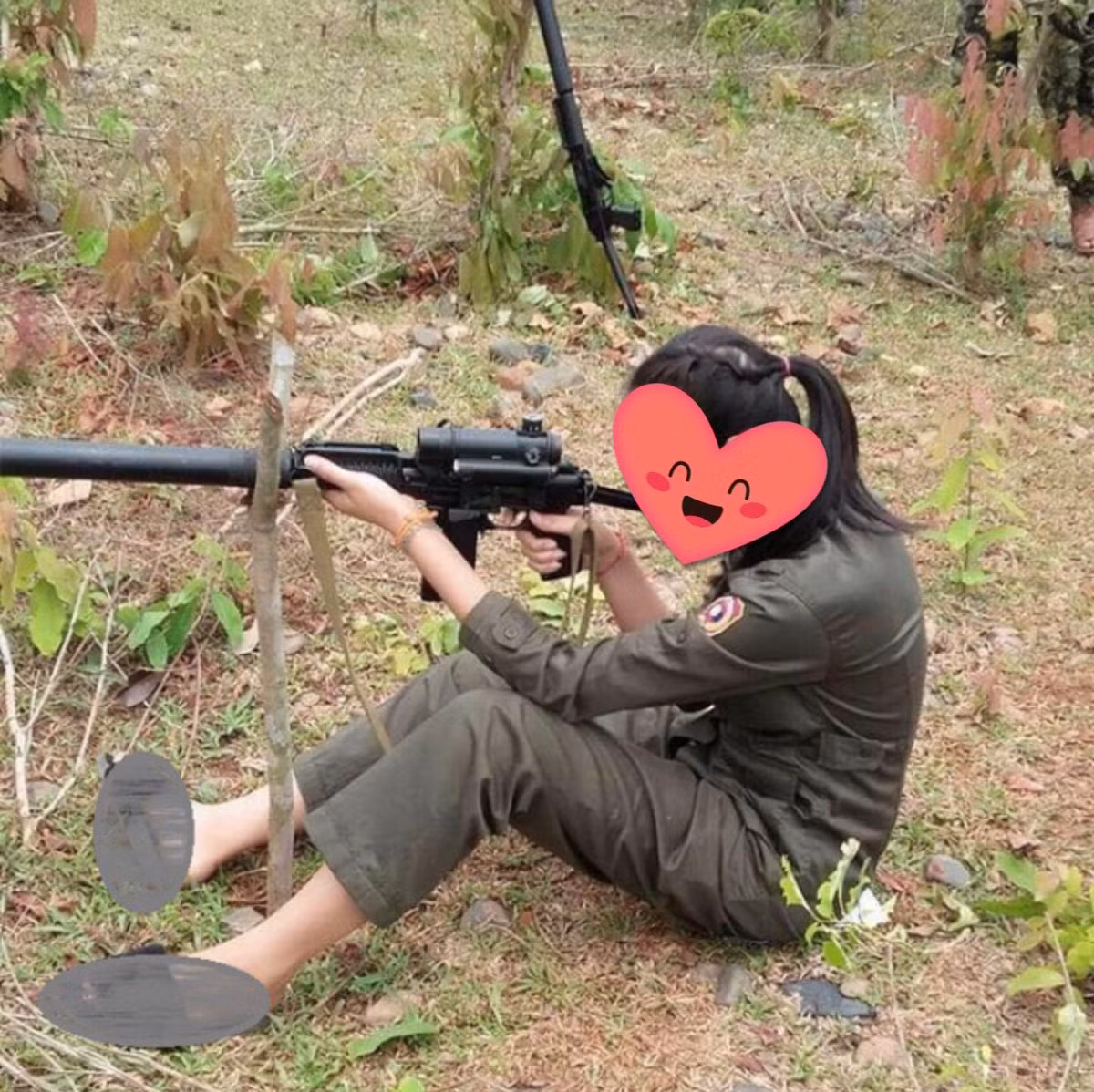 9A-91 có chế độ bắn hoàn toàn tự động với cơ chế trích khí và piston dài, bệ khóa nòng xoay với 4 rãnh. Thoi nạp đạn xoay sẽ khóa viên đạn cố định vào khoang chứa đạn với 4 móc. Súng được thiết kế với hai chế độ là bắn phát một và bắn liên thanh. Ảnh: Một nữ chiến sĩ Lào với khẩu 9A-91.